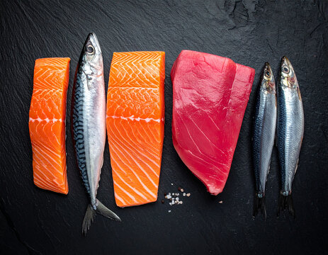 pescado azul rico en omega 3 en fondo negro, con salm&oacute;n, caballa, at&uacute;n, arenques y sardinas, concepto de nutrici&oacute;n equilibrada, dieta mediterr&aacute;nea, alimentaci&oacute;n saludable y comida sana