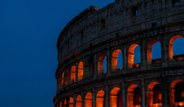 El coliseo romano al anochecer
