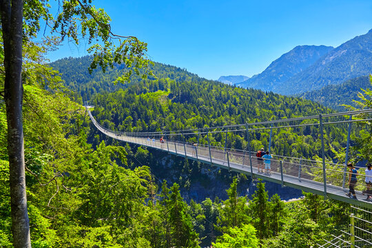 Blick auf die H&auml;ngebr&uuml;cke highline179, bei Reutte, mit Touristen, in &Ouml;sterreich,