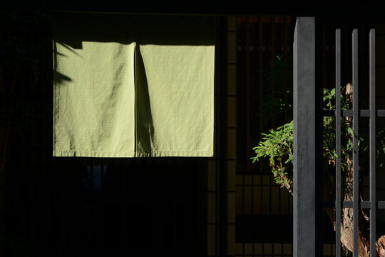 街角の風景　のれん　スケッチ写真