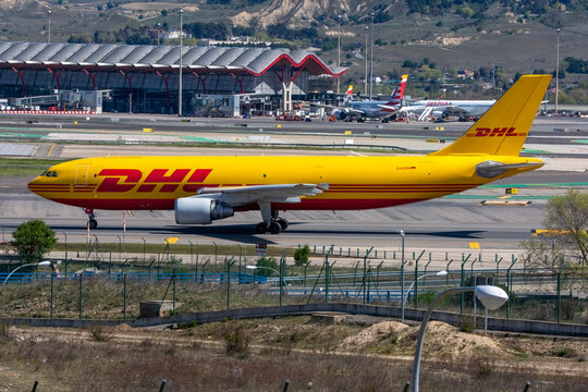 Avi&oacute;n de carga a&eacute;rea Airbus A300 de la aerol&iacute;nea DHL EAT Leipzig en el aeropuerto de Madrid Barajas con matr&iacute;cula D-AZMN.