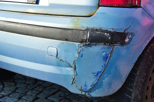 Unfallschaden nach Autounfall - Detailaufnahme