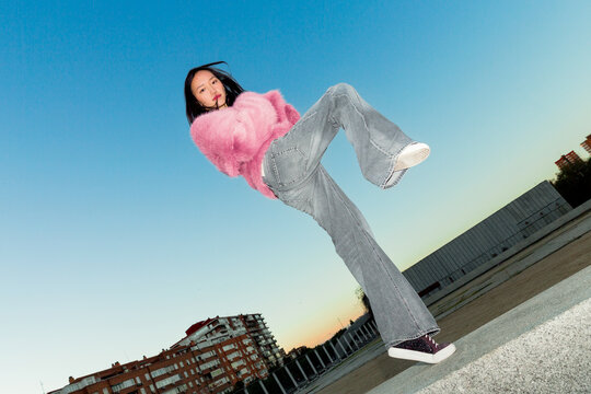 Urban fashion and dynamic expression in cityscape