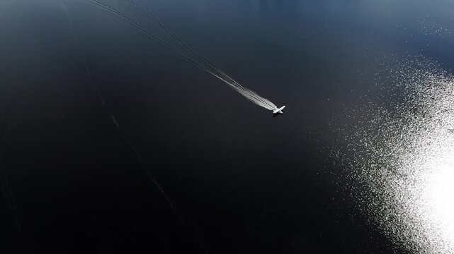 Hidroavi&atilde;o levantando voo em rio na Amaz&ocirc;nia