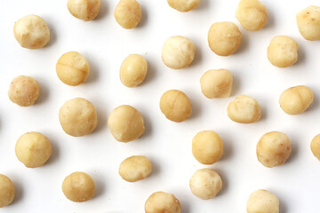 Obraz premium Deliciously salted roasted macadamia nuts