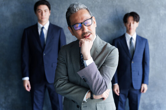 困った表情のビジネスマンと部下