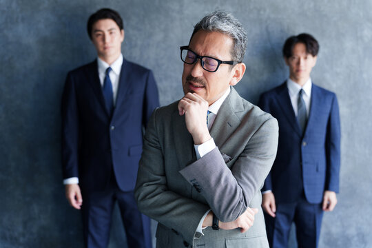 困った表情のビジネスマンと部下