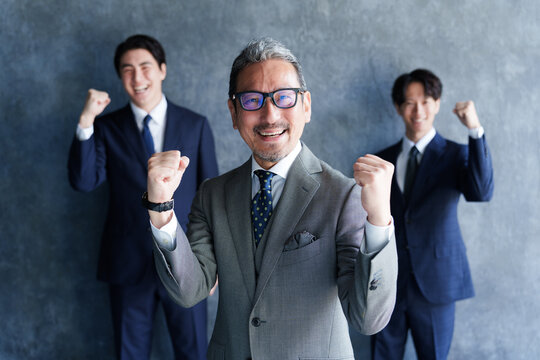 ガッツポーズをするビジネスマンと部下
