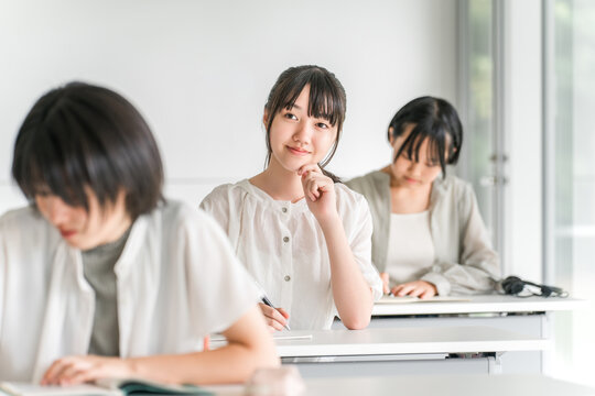 Elementary school children who study at cram schools/after-school programs, attend classes at school, or take summer courses (education)