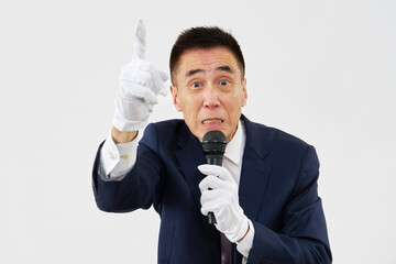 Naklejka premium 白背景で熱弁する候補者