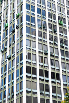 Curitiba, Brasil - Fachada de un edificio de oficinas en la ciudad.