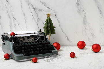 Obraz premium Vintage typewriter with Christmas tree and balls on white background