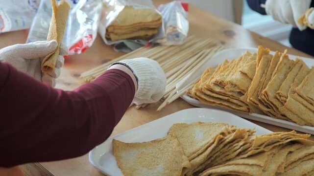 먹을것, 식사, 빵, 간식, 고기, 아침 식사, 건강한, 맛있는, 어묵, 꼬치, 국민, 사람, 생활, 손가락, 장갑, 베이커리, 전통, 수제, 요리, 쉐프, 갈색