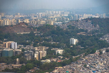 Obraz premium A stunning aerial view of Mumbai captured from an aeroplane window, showcasing the vast urban landscape, dense city layout, and iconic skyline.