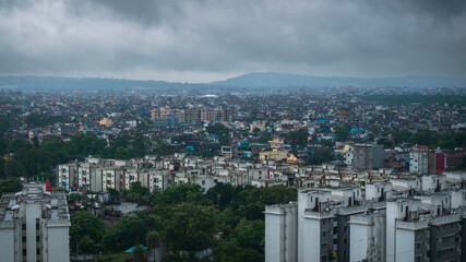 Obraz premium A captivating view of Bhopal city in Madhya Pradesh, India, blending dense urban development with surrounding green hills and natural landscapes. Known as the “City of Lakes.”