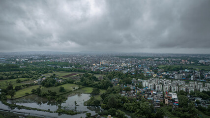 Obraz premium A captivating view of Bhopal city in Madhya Pradesh, India, blending dense urban development with surrounding green hills and natural landscapes. Known as the “City of Lakes.”