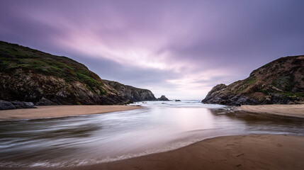 Obraz premium Serene Beach Scene with Rocky Cliffs Under Cloudy Sky