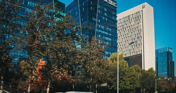 Premium corporate office complex in Pek&iacute;n featuring modern high-end architecture. Headquarters location for major enterprises including Sinopec, PetroChina, CNOOC, China Mobile and international