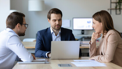 Obraz premium Business team using an AI assistant to plan quarterly goals in an office