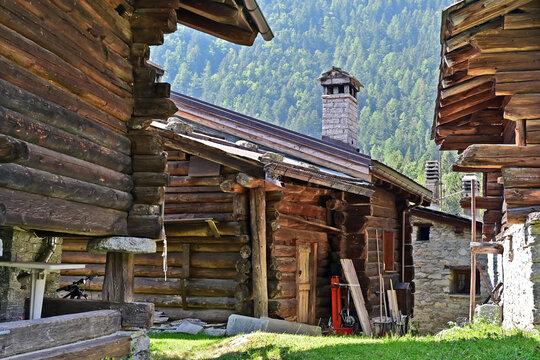 Macugnaga, le tipiche case Walser di Macugnaga, Verbano Cusio Ossola, Piemonte, Italia