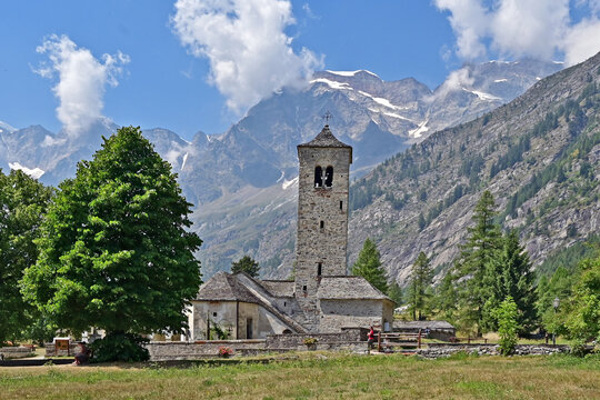 Macugnaga, la Chiesa Vecchia e il Tiglio Monumentale di Macugnaga, Verbano Cusio Ossola, Piemonte, Italia
