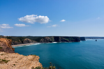 Obraz premium Turquoise Ocean Waves Along Dramatic Algarve Coastline in Portugal