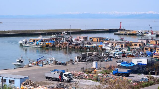 春の虻田漁港　漁港から湾に出ていく漁船　北海道