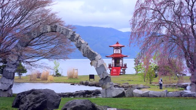 春の洞爺湖　朱塗りの浮見堂　