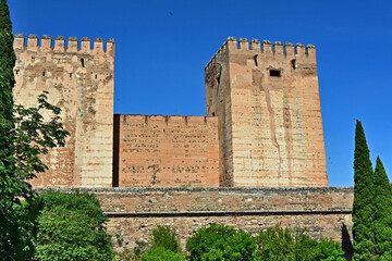 Fototapeta premium Granada, Le mura fortificate del castello Alcazaba dell'Alhambra, Andalusia, Spagna
