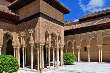 Obraz premium Granada, palazzi e decorazioni del Patio de los Leones nel complesso dell'Alhambra, Andalusia, Spagna
