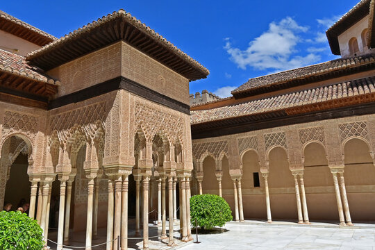 Granada, palazzi e decorazioni del Patio de los Leones nel complesso dell'Alhambra, Andalusia, Spagna