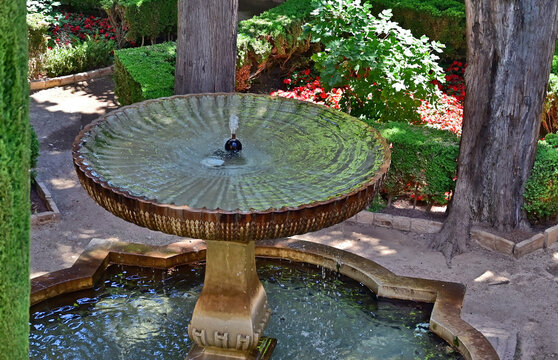 Granada, giardini e fontane nel complesso dell'Alhambra, Andalusia, Spagna