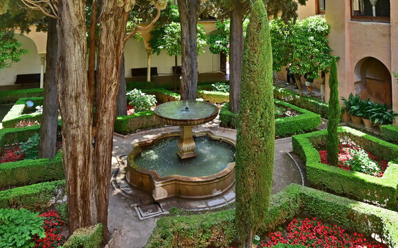 Granada, giardini e fontane nel complesso dell'Alhambra, Andalusia, Spagna