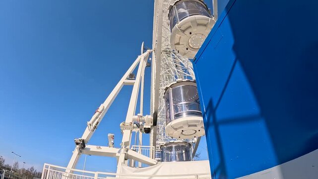 Video of a moving ferris wheel at a funfair.