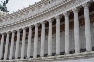 Obraz premium Victor Emmanuel II monument in Rome, Altare della Patria. Grand colonnade with classical columns and detailed sculptures.