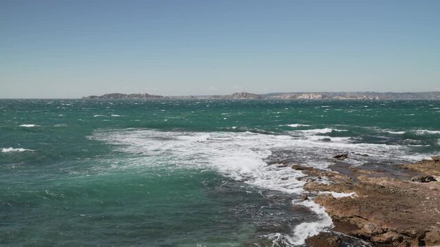 Marseille en France, plage du Bain des Dames, temp&ecirc;te de vent le Mistral - paysage m&eacute;diterran&eacute;en 