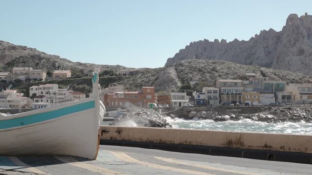 Marseille en France, village des Goudes - temp&ecirc;te de vent le Mistral - paysage m&eacute;diterran&eacute;en 