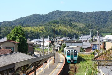 山あいの集落にある駅の風景 © JtO