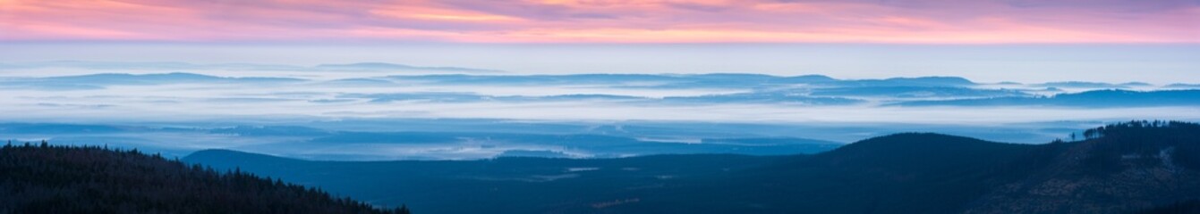 Sonnenaufgang auf dem Brocken, Aussicht über Hügel und Wälder mit Talnebel, Nationalpark Harz, Sachsen-Anhalt, Deutschland