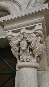 Magnifique chapiteau roman repr&eacute;sentant Odin et ses deux corbeaux lui parlant &agrave; l'oreille (basilique Sainte-Marie-Madeleine de V&eacute;zelay, Bourgogne, France)