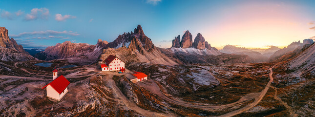 Naklejka premium Panorama of Tre Cime di Lavaredo and Rifugio Locatelli in Dolomites, Italy