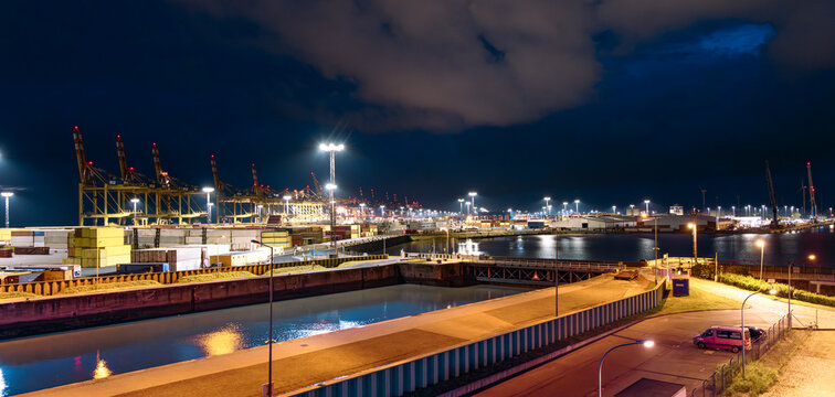 modernes Container Terminal in Bremerhaven