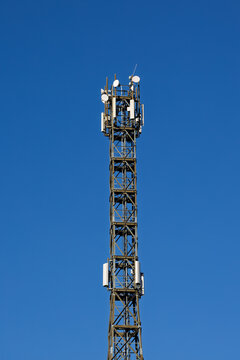 Ein Mobilfunkmast auf einem Berg