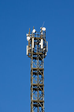 Ein Mobilfunkmast auf einem Berg