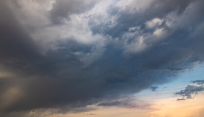 Obraz premium Cloudy sky at dusk, with storm clouds gathering overhead