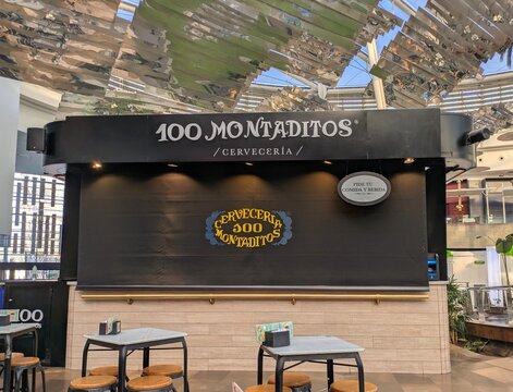 Fachada de quiosco de cervecer&iacute;a 100 Montaditos con la cortina bajada en centro comercial Islazul, Madrid, Espa&ntilde;a, 24 de febrero de 2026
