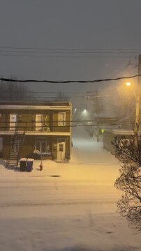 Temp&ecirc;te de neige hivernale. Des d'immeubles d'appartements pendant la nuit, Qu&eacute;bec, Canada.