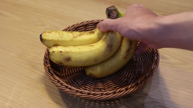 バナナをかごに入れる・食材準備・キッチン動画