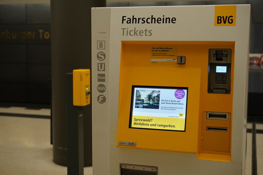 Fahrscheinautomat der BVG mit Werbung  f&uuml;r das Deutschlandticket mit dem Spreewald als Reiseziel, Berlin, 01.04.2026