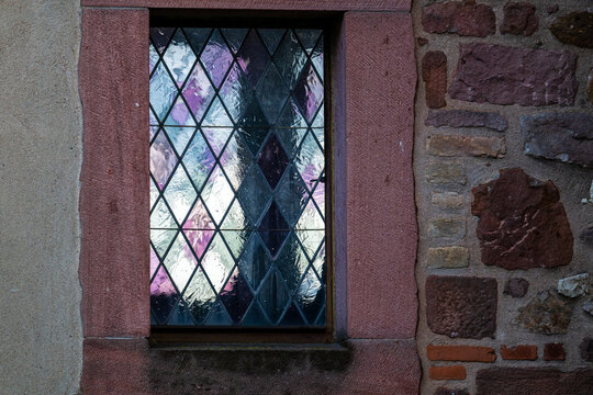 D&eacute;tails de l'art roman alsacien : les murs de gr&egrave;s et motifs losangiques de la chapelle m&eacute;di&eacute;vale, Kaysersberg Vignoble, France